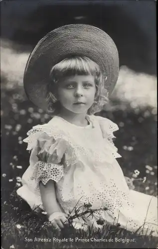 Ak Prinz Charles von Belgien, Karl, Kinderportrait auf einer Wiese, Strohhut