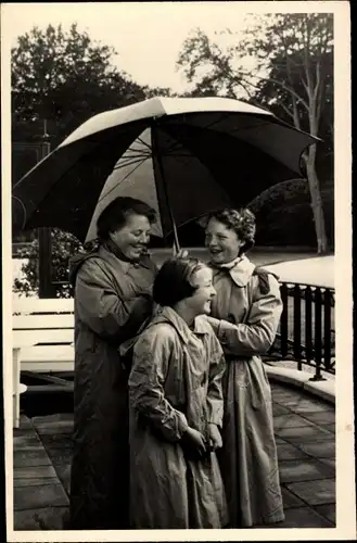 Ak Drie Prinsessen onder moeders parapluie, Prinzessinnen Beatrix, Irene, Margriet, Soestdijk 1955