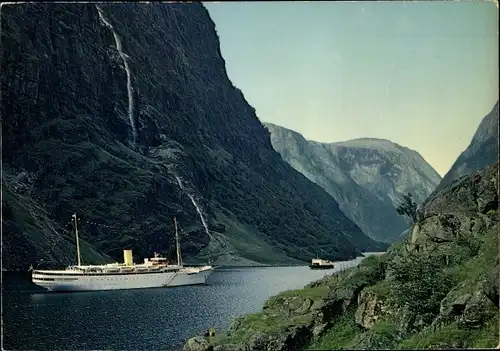 Ak Nærøyfjord Sogn Norwegen, Fährschiff, Berge