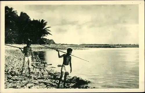 Ak Papua Neuguinea, Fischfang mit Speer, Strandpartie