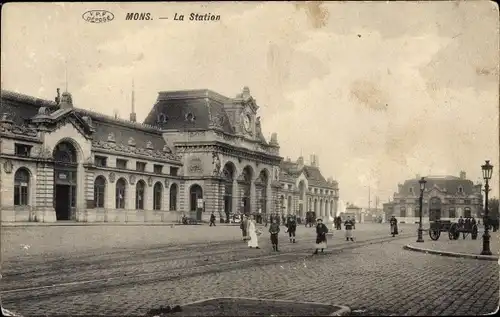 Ak Mons Wallonien Hennegau, La Station, Blick auf den Bahnhof, Straßenseite