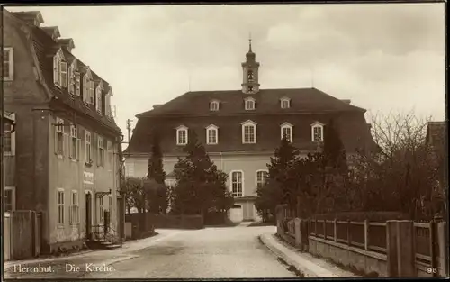 Ak Herrnhut in der Oberlausitz, Ansicht der Kirche, Straßenpartie im Ort