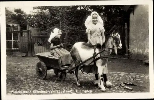 Ak Walchersche Kleederdracht Zeeland, Trachten Niederlande, Mädchen mit Ziegenkarren