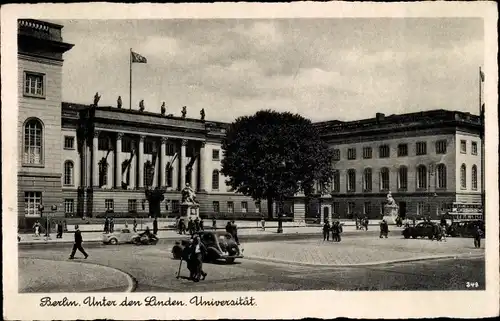 Ak Berlin Mitte, Unter den Linden, Universität, Passanten, Fahrzeuge, Fahnen