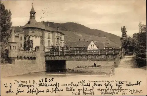 Ak Freiburg im Breisgau, Schwabentor-Brücke mit Schlossberg