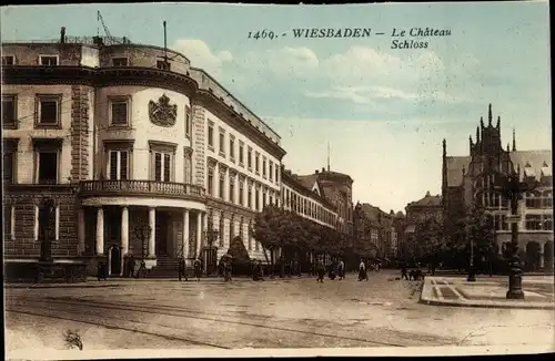 Ak Wiesbaden in Hessen, Blick zum Schloss, Straßenpartie