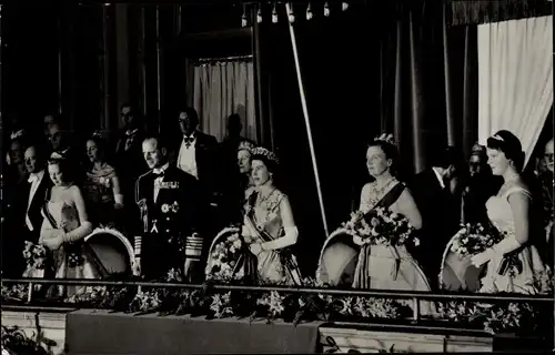 Ak Königin Elisabeth II. mit Prinz Philip, Königin Juliana der Niederlande, Besuch, Amsterdam 1958