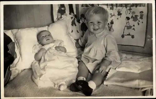 Ak Prinzessin Beatrix der Niederlande mit jüngerer Schwester