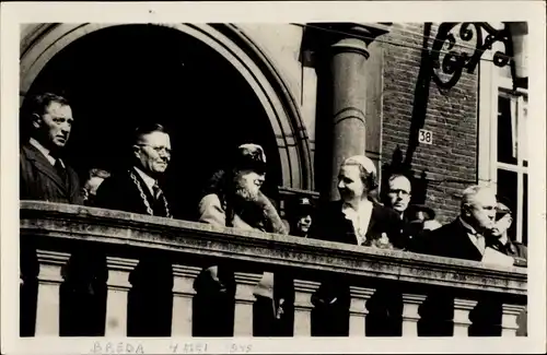 Foto Ak Königin Juliana der Niederlande, Balkon, Besuch, Politiker