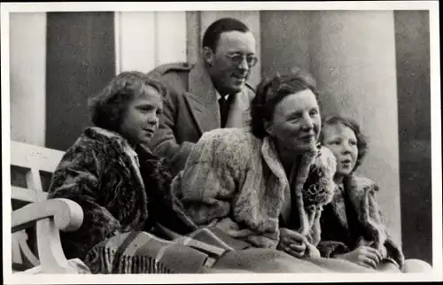 Ak Königin Juliana der Niederlande mit Familie, Paleis Soestdijk, 1949