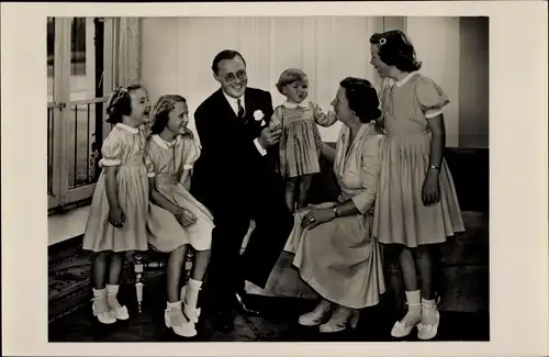 Ak Königin Juliana der Niederlande mit Familie, Prinz Bernhard, Paleis Soestdijk, 1949