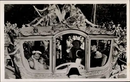 Ak Inthronisation Königin Juliana, Goldene Kutsche, mit Mann und Kinder, 1948