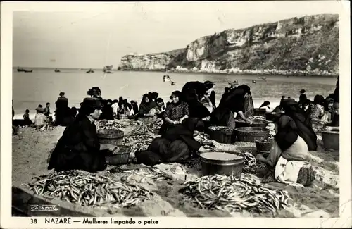 Ak Nazaré Portugal, Mulheres limpando o peixe