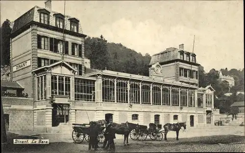 Ak Dinant Wallonien Namur, La Gare, Blick auf den Bahnhof, Straßenseite, Kutschen