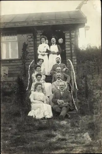 Foto Ak Triptis in Thüringen, Männer und Frauen vor einem Holzhaus