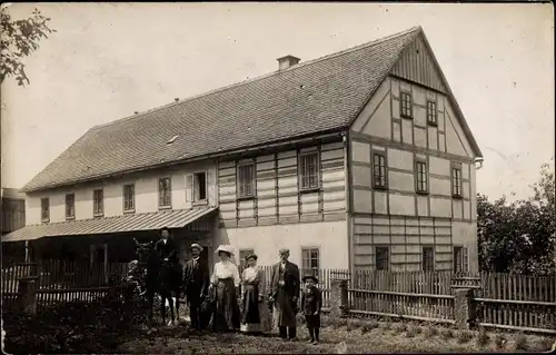 Foto Ak Arnsdorf in Sachsen, Personen vor einem Wohnhaus