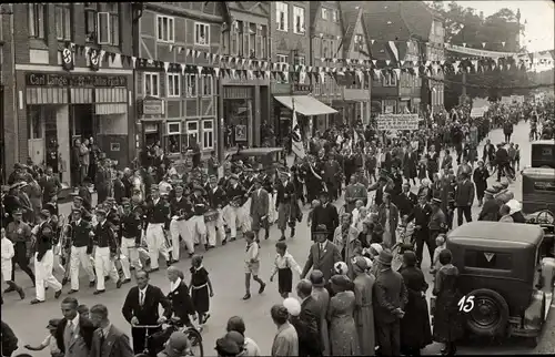 Foto Ak Goslar am Harz?, Festzug, Marschierende Männer, Fahnen, Zuschauer, 1933