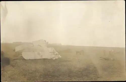 Foto Ak Verkehrsunfall, Gestürztes Flugzeug, Pferd, 1910
