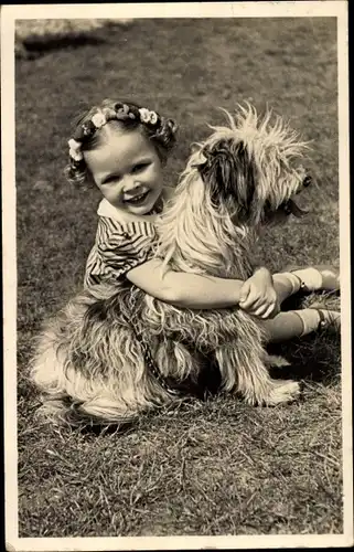 Ak Mädchen umarmt einen Hund