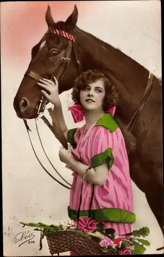 Ak Frau mit Pferd, Zaumzeug
