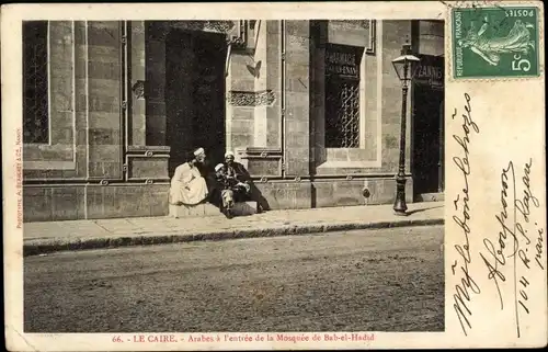 Ak Cairo Kairo Ägypten, Arabes a l'entree de la Mosquee de Bab el Hadid
