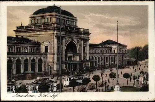 Ak Mannheim Baden Württemberg, Bahnhof, Außenseite, Straßenbahnen