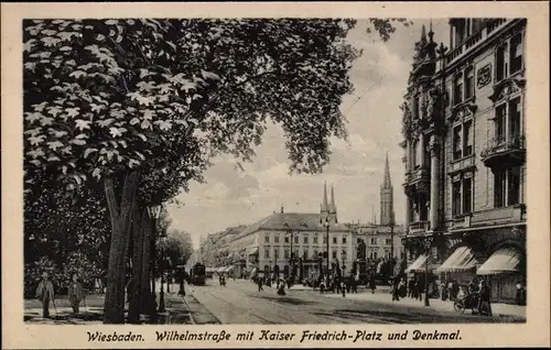 Ak Wiesbaden in Hessen, Wilhelmstraße mit Kaiser Friedrich-Platz und Denkmal
