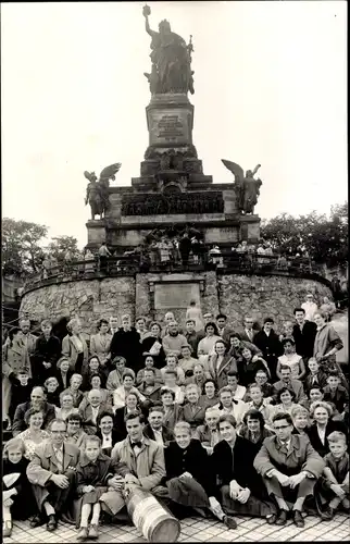 Ak Rüdesheim am Rhein, Niederwald Nationaldenkmal, Gruppenfoto