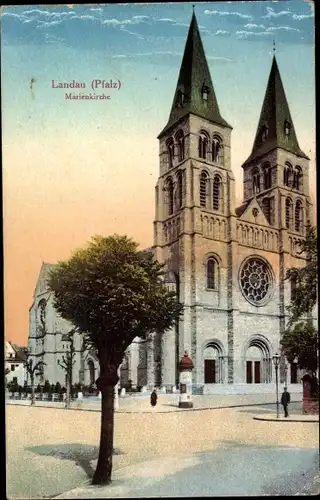 Ak Landau in der Pfalz, Straßenpartie mit Blick auf Marienkirche, Glockenturm