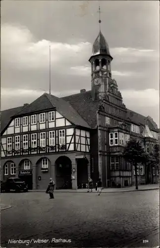 Ak Nienburg an der Weser, Eckansicht Rathaus, Straßenpartie mit Passanten