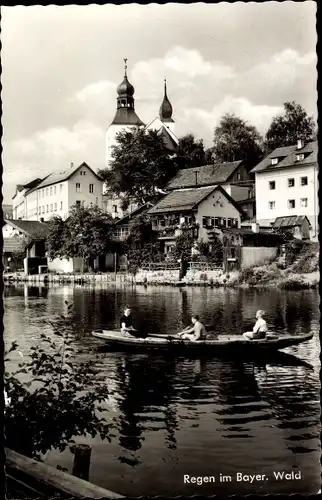 Ak Regen im Bayerischen Wald, Uferpartie, Kirche, Boot