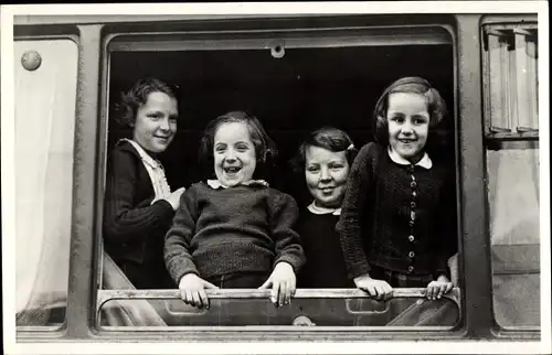 Ak Prinzessinnen der Niederlande in einem Zug, Beatrix, Irene, Sankt Anton 1950