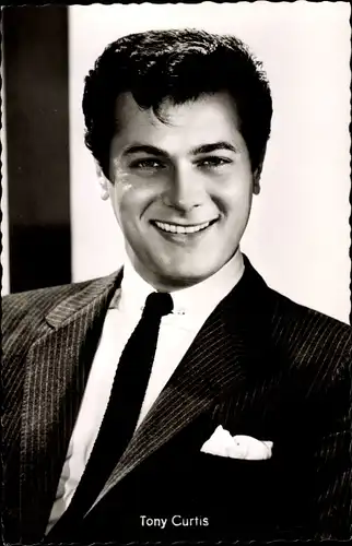 Ak Schauspieler Tony Curtis, Portrait im Anzug, Manche mögen's heiß