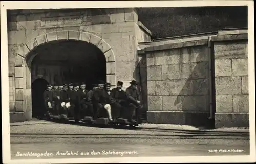 Ak Berchtesgaden, Ausfahrt aus dem Salzbergwerk, Touristen