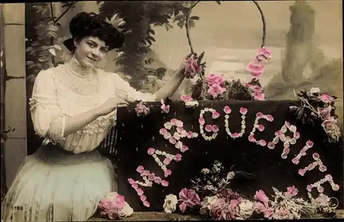 Buchstaben Ak Vorname Marguerite, Frauenportrait, Blumen