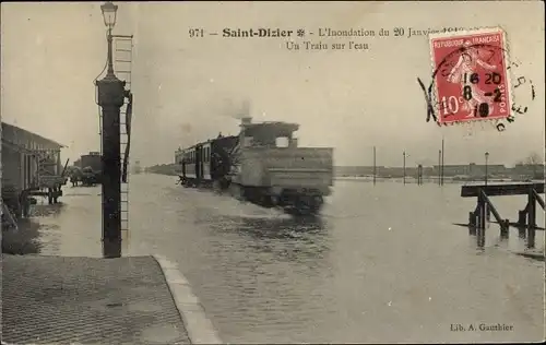 Ak Saint Dizier Haute Marne, Inondation, Hochwasser, un train sur l'eau