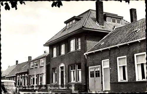 Ak Nieuwdorp Zeeland, Dorpstraat met Pastorie Geref. Kerk