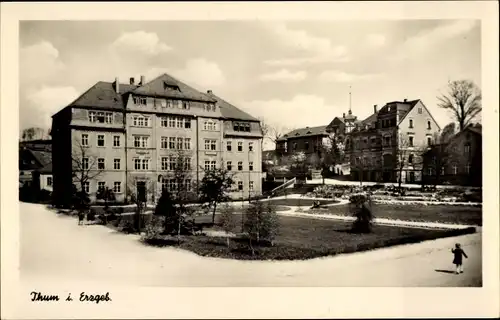 Ak Thum im Erzgebirge Sachsen, Partie mit Häusern und Gartenanlage