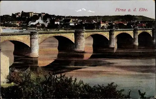 Ak Pirna an der Elbe, Blick auf die Stadt mit Brücke und Elbe