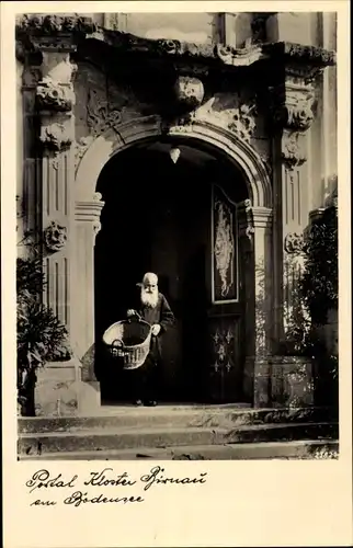 Ak Birnau Uhldingen Mühlhofen am Bodensee, Portal des Klosters, Mönch mit Korb