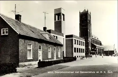 Ak Mill Nordbrabant, Oranjeboomstraat met Gemeentehuis en R.K. Kerk