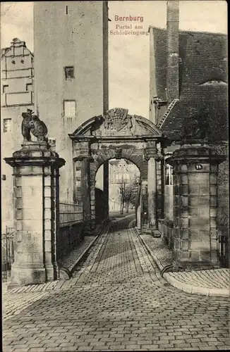 Ak Bernburg an der Saale, Portal am Schlosseingang