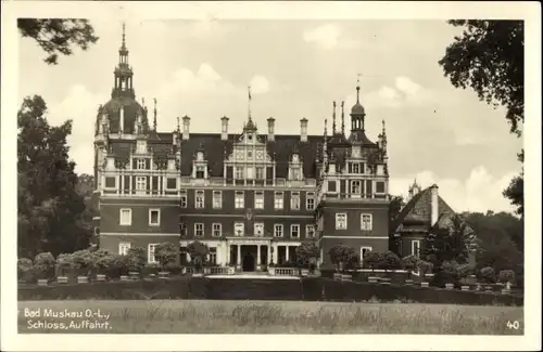 Ak Bad Muskau in der Oberlausitz, Schloss, Auffahrt