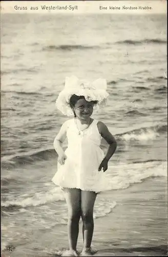 Ak Westerland auf Sylt, Eine kleine Nordsee-Krabbe, Kind