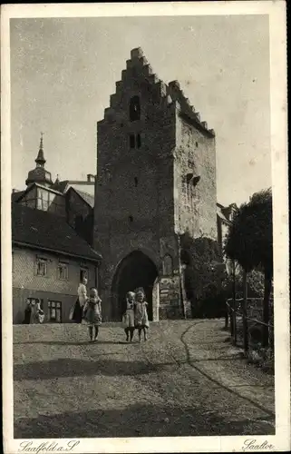 Ak Saalfeld an der Saale Thüringen, Partie am Saaltor, Kinder