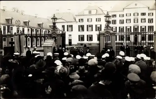 Foto Ak Niederländisches Königspaar, Königin Wilhelmina der Niederlande, Szene vor einem Schloss