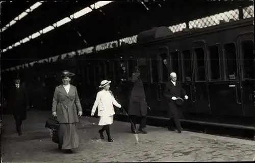 Foto Ak Niederländisches Königshaus, Königin Wilhelmina der Niederlande, Bahnhof, Eisenbahn