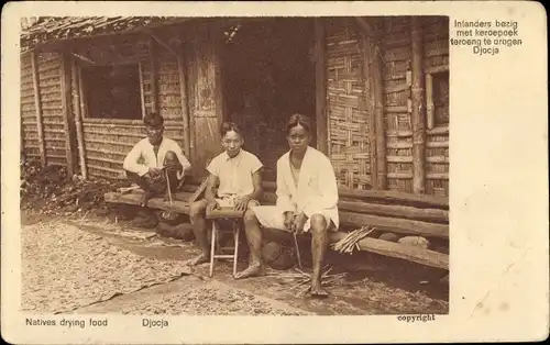 Ak Djocja Indonesien, Natives drying food