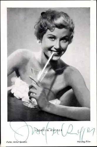 Ak Schauspielerin Josefin Kipper, Cocktail, Portrait, Autogramm