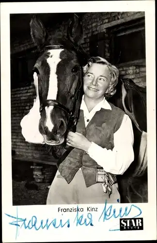 Ak Schauspielerin Franziska Kinz, Portrait mit Pferd, Star Revue, Autogramm